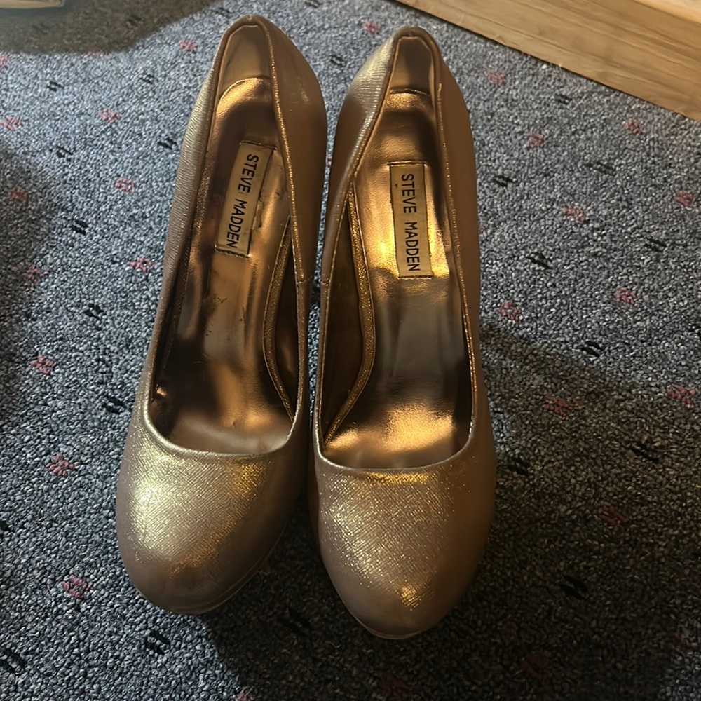 Perfect for the holidays !!! Gold Steve Madden stilettos !! barely worn  !